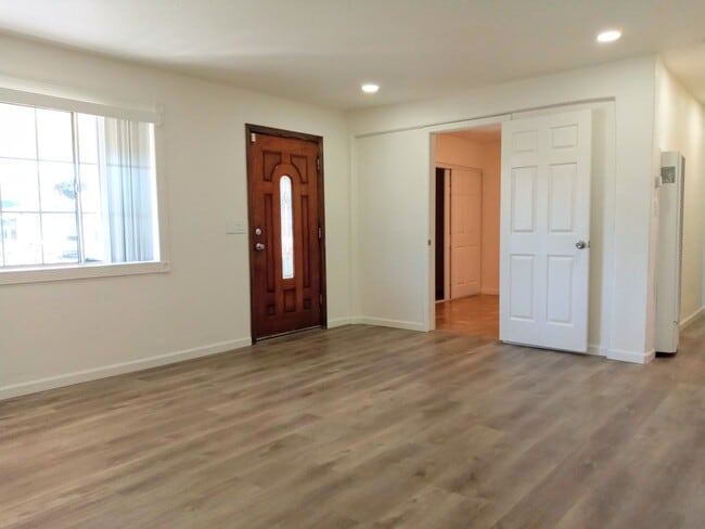 Building Photo - Recently Remodeled 3bd Single Story House Accepting Pets!