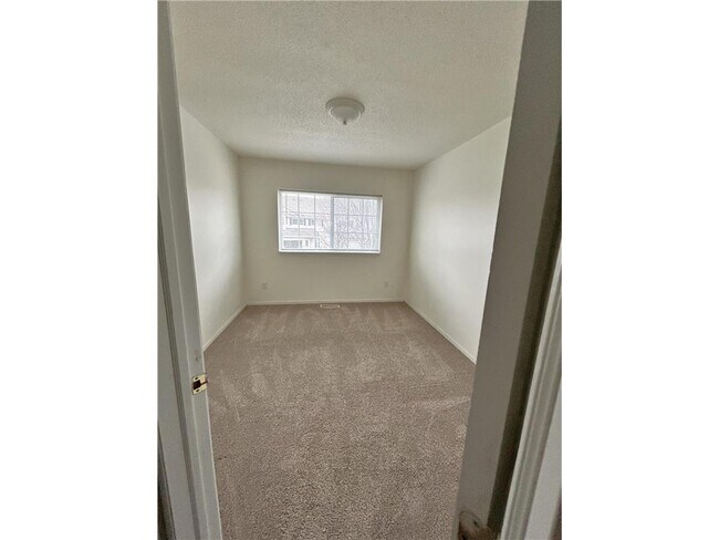 Building Photo - 10 Bridgewater Trail