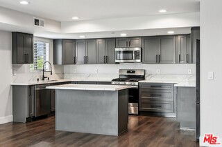 Building Photo - 819 E La Palma Dr