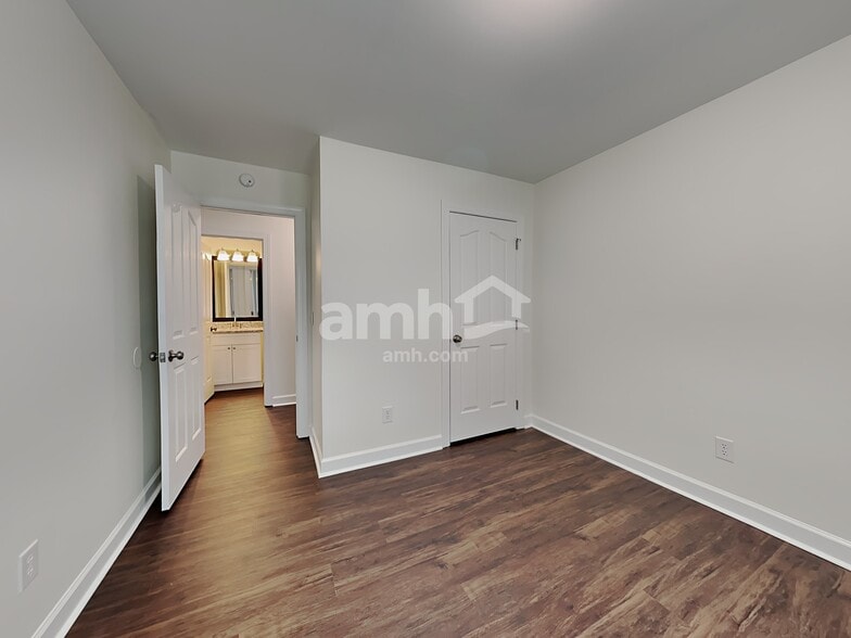 Building Photo - 135 Lonetree Dr