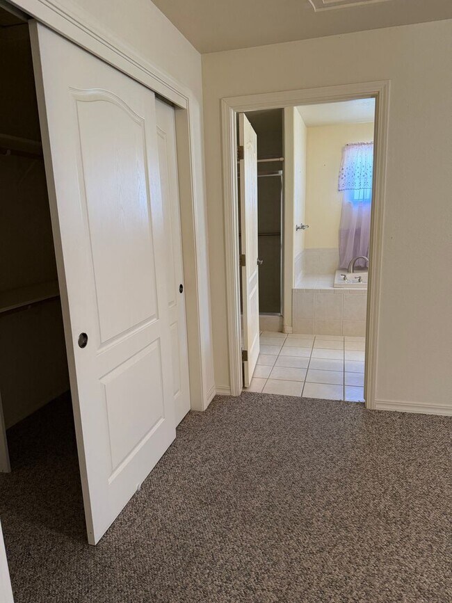 Building Photo - 38908 Millwood Dr