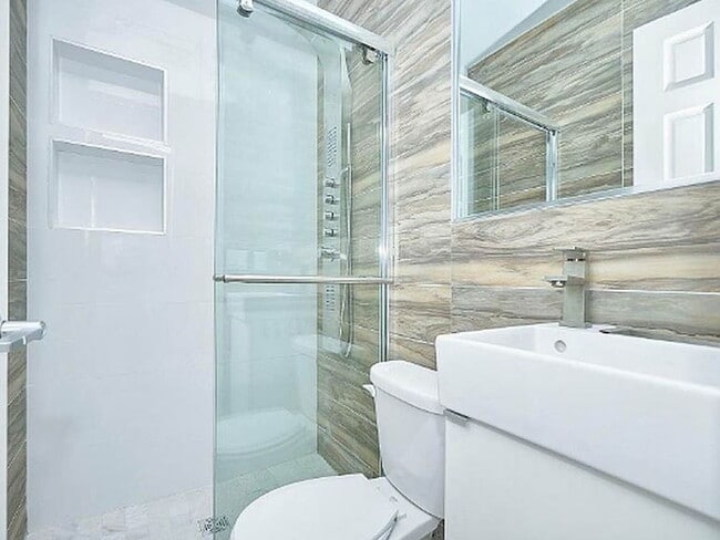 Building Photo - "Spacious 3-Bedroom Haven with Granite Ele...