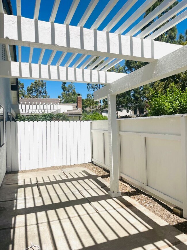 Building Photo - Spacious 2-bedroom, 2-bathroom condo featu...