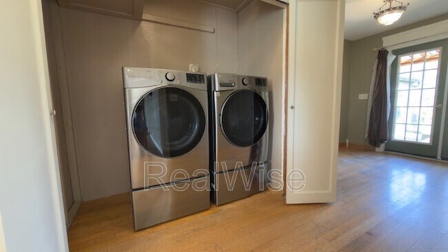 Building Photo - 501 NE Broadway St