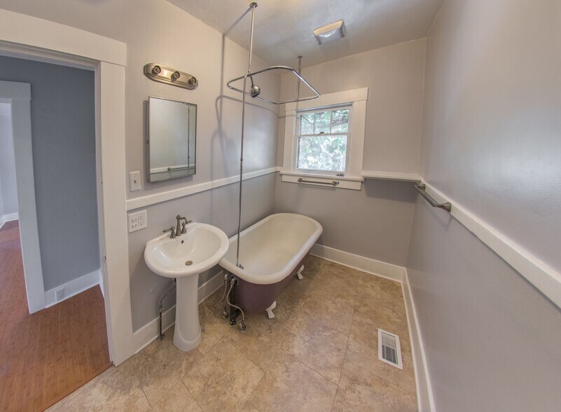 bathroom - 127 1/2 Keystone Ave