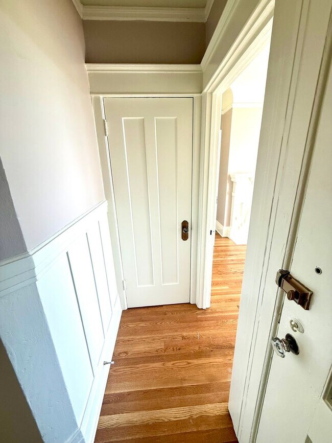 Building Photo - Charming Updated Top Floor 2BR/1BA Marina Apartment w/ Golden Gate Bridge Views! AMSI