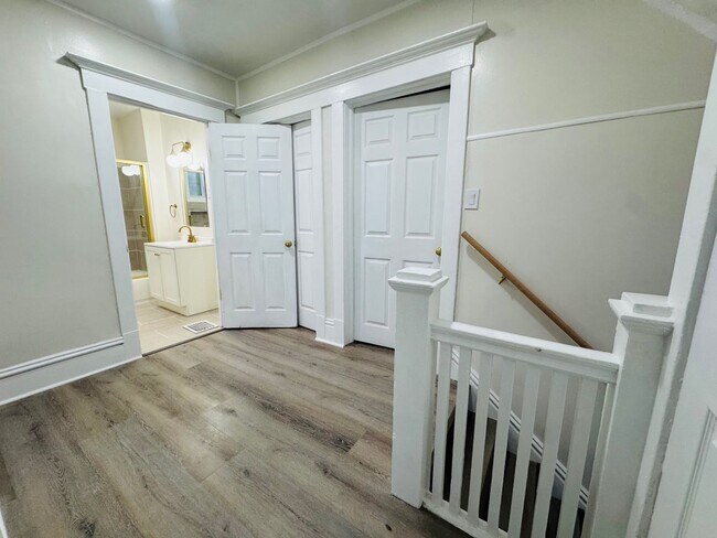 Building Photo - Charming 4-Bedroom Property in Prime Location