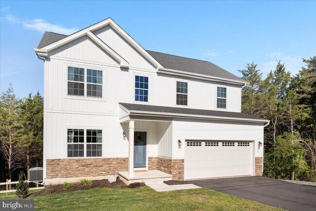 Building Photo - 321 Whispering Echos Dr