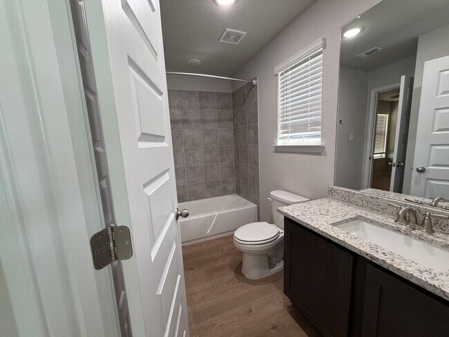 Building Photo - Modern 3/2 Townhome in NBTX