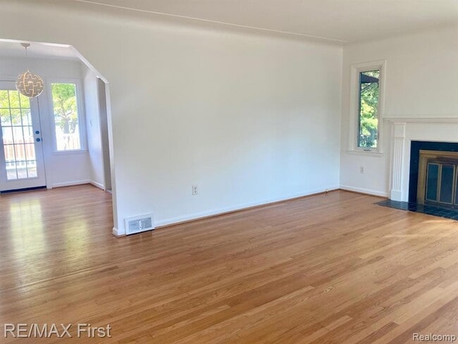 Building Photo - 421 E Farnum Ave