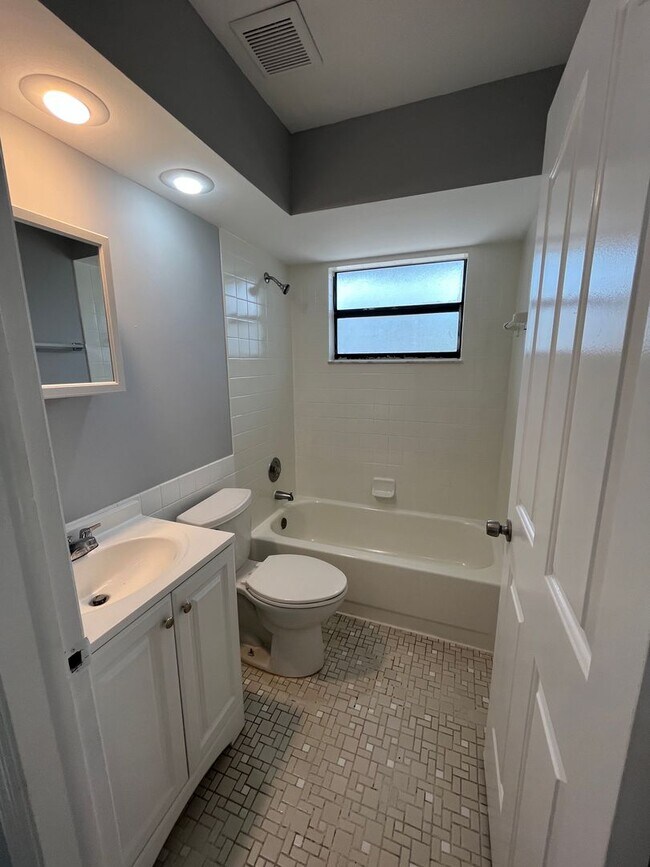 Building Photo - 3/2 Home For Rent- Palm Springs FL