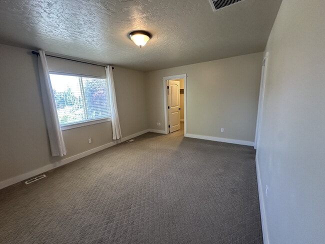 Building Photo - "Charming 4-Bed Home with Granite Accents & Hardwood Elegance in Meridian!"