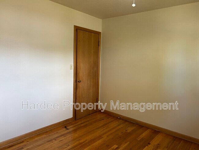 Building Photo - 1835 Broadmoor Dr