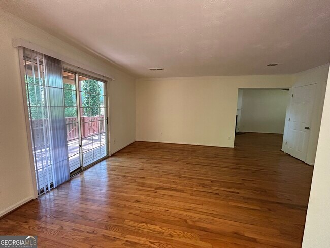 Building Photo - 745 Country Manor Way