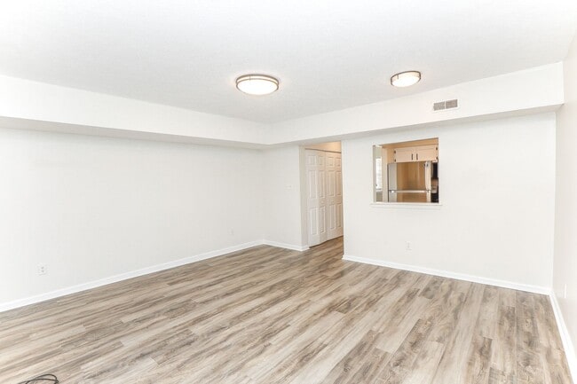 Building Photo - WILLIAMSBURG 2 Bedroom 1.5 Bath Townhome