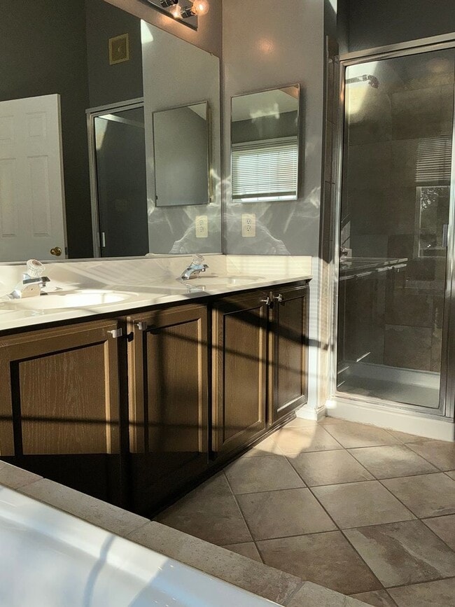 Building Photo - Very well maintained 3BR 2.5BA 3 level townhome located in the Milestone Community of Germantown