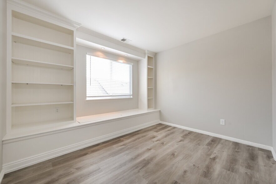 Building Photo - 5065 Pelican St