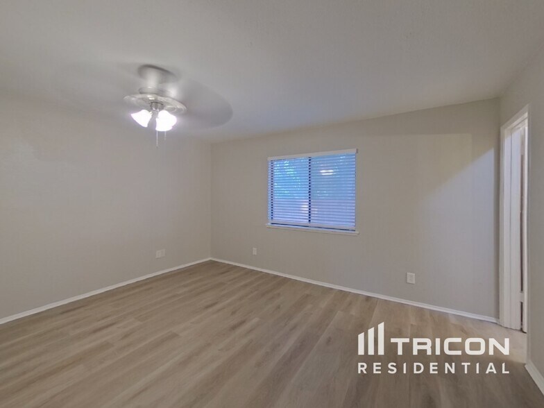 Building Photo - 1005 Llano Trail