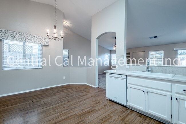 Building Photo - 3 Bedroom/2 Bath Home in Desired Riverlakes Community - $2450 per month!