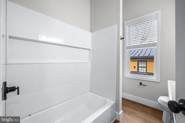 Building Photo - 320 W King St