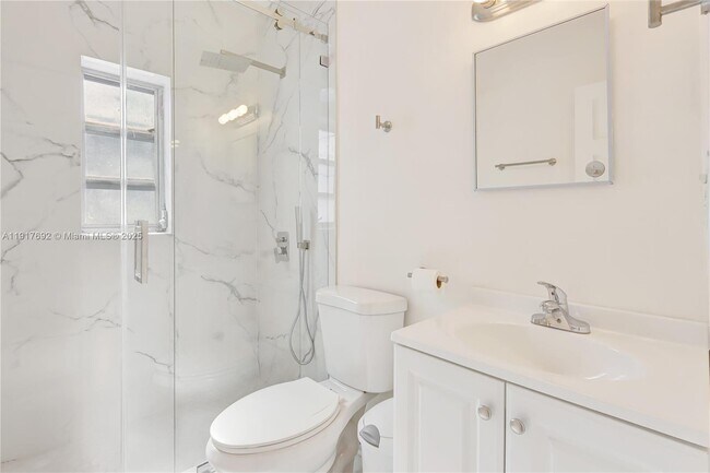 Building Photo - 711 SW 21st Ave