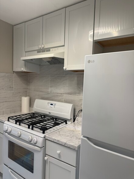 Building Photo - 252 Shorewood Dr