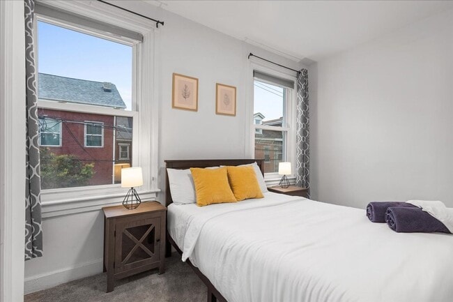 Building Photo - Renovated 3-bed, 2.5-bath house in Heart o...