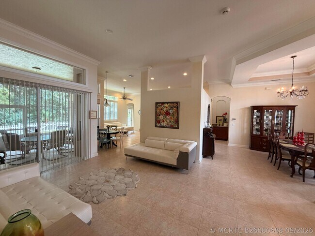 Building Photo - 403 NW Lyndhurst Ct