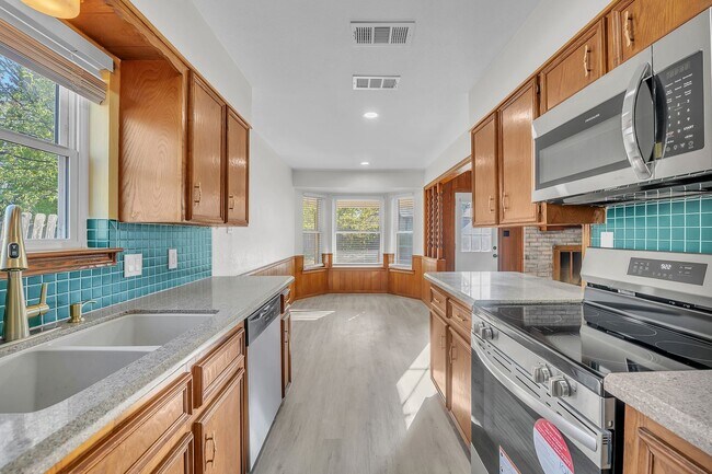 Building Photo - AVAILABLE NOW! (SECTION 8 ACCEPTED)