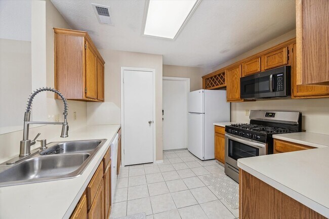 Building Photo - 16330 Leamington Ln