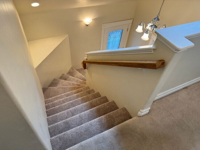 Building Photo - Beautiful large house in the South Hills!