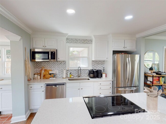 Building Photo - 652 Manhasset Rd