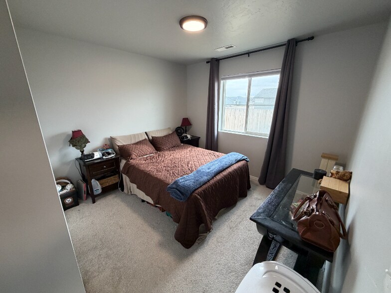 Building Photo - 1840 SW Sparrow Pl