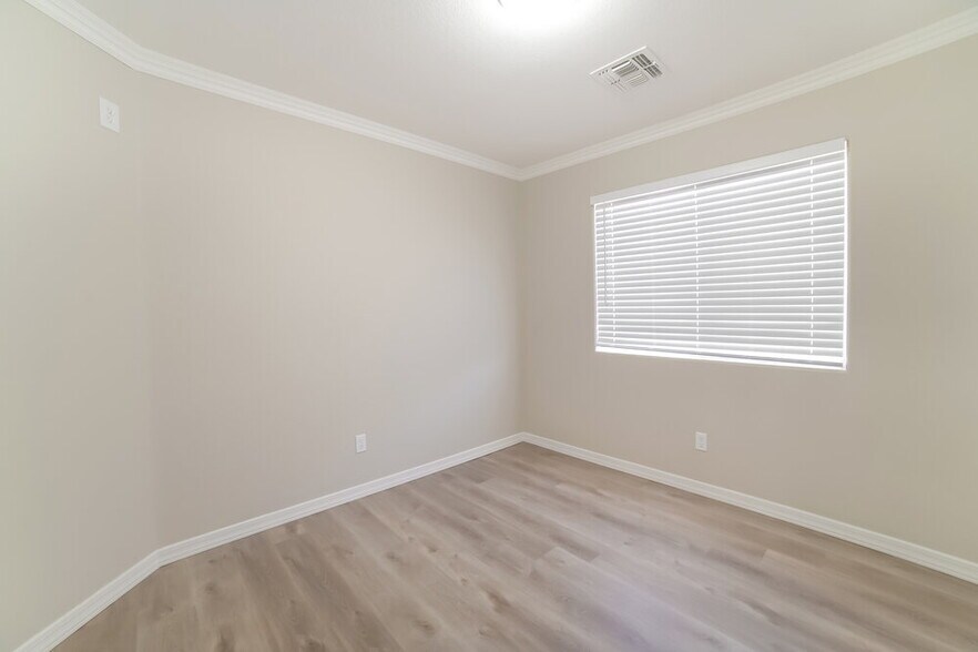 Building Photo - 8228 W Behrend Dr