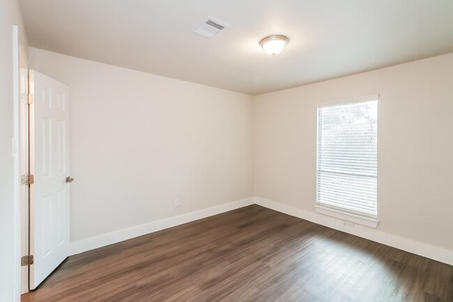 Building Photo - 4515 Sylvan Glen Dr