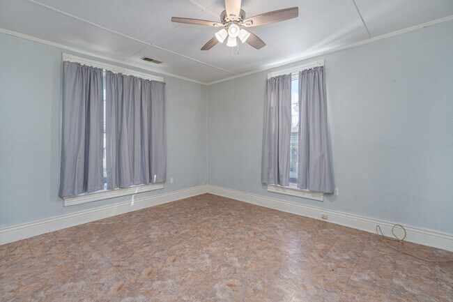 Building Photo - 809 Broadway Ave