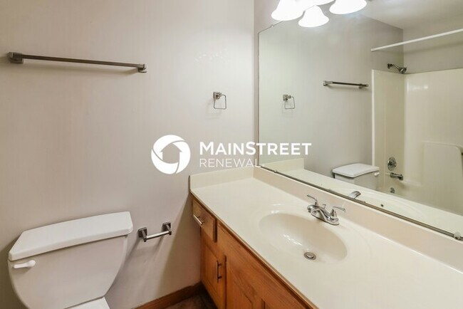 Building Photo - 4 Bedroom Pet-Friendly Home in Lee's Summit, MO with Main Street Renewal