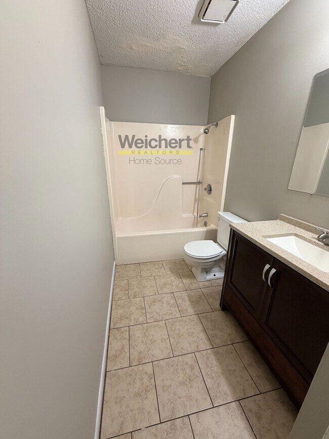 Building Photo - 3 bedroom, 2 bath Apartment close to University