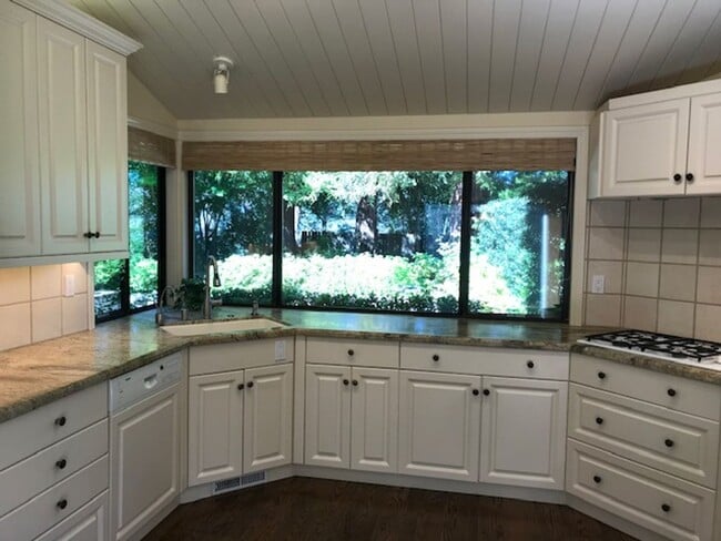 Building Photo - Wonderful 3 bedroom, 2 bath single level home in desirable Orinda Woods community-now available f...