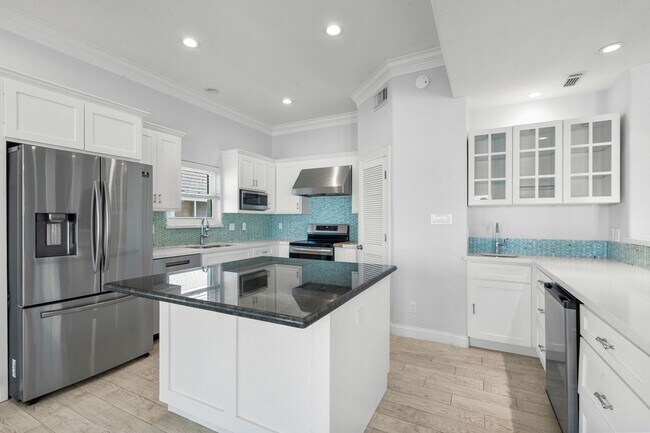 Building Photo - Waterfront Living at Its Best – For Rent o...