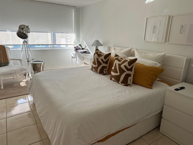 Building Photo - 6039 Collins Ave