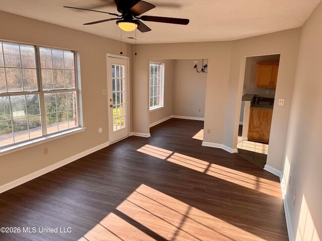 Building Photo - 8170 Clubview Dr