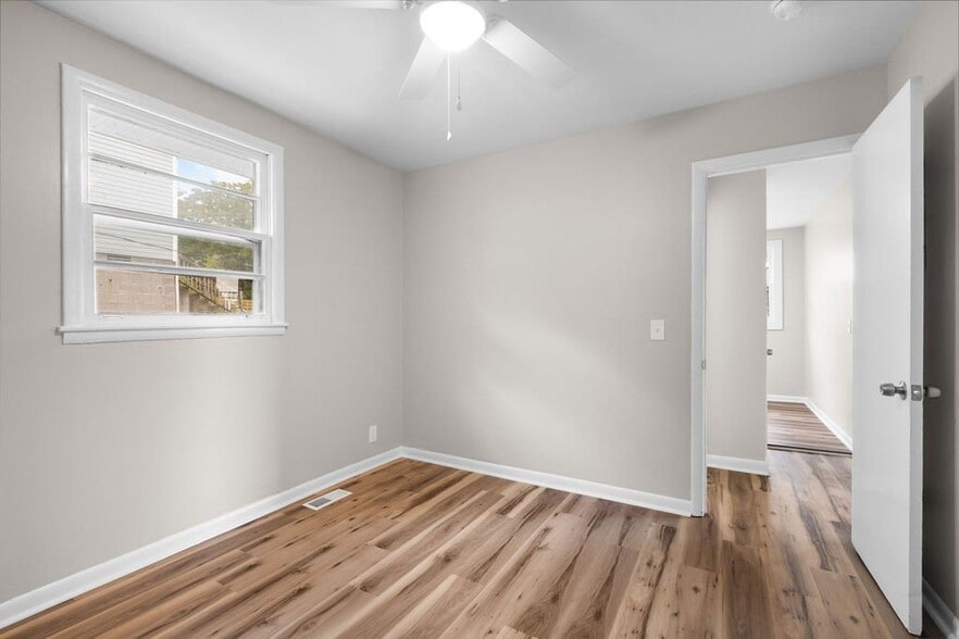 Building Photo - 895a W Sharpe Ave