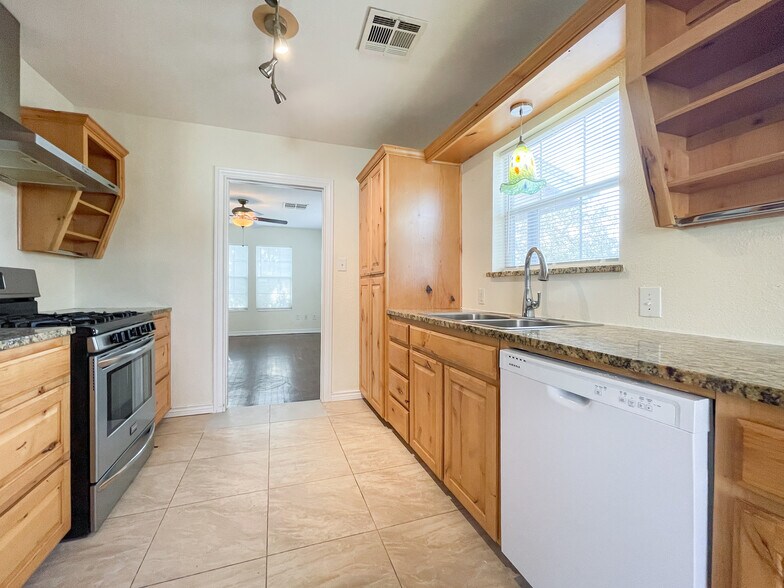 Building Photo - 1306 W 11th St