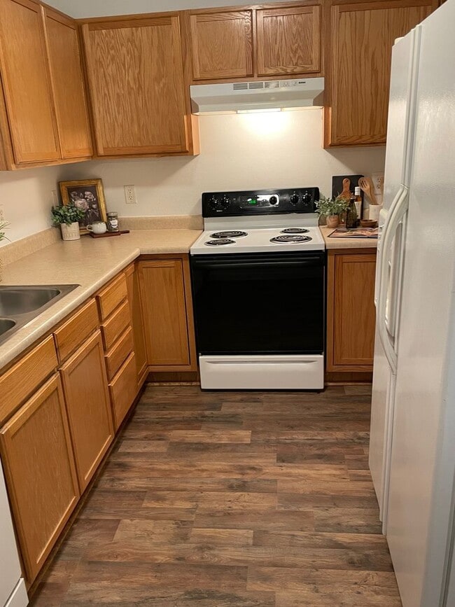 Building Photo - Townhome -2 bed 2.5 bath + bonus area