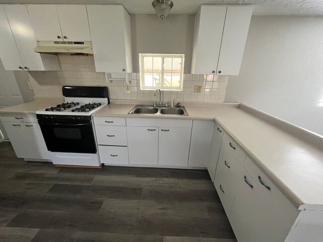 Building Photo - 1 bedroom 1 bath in Romney AVAILABLE FOR L...