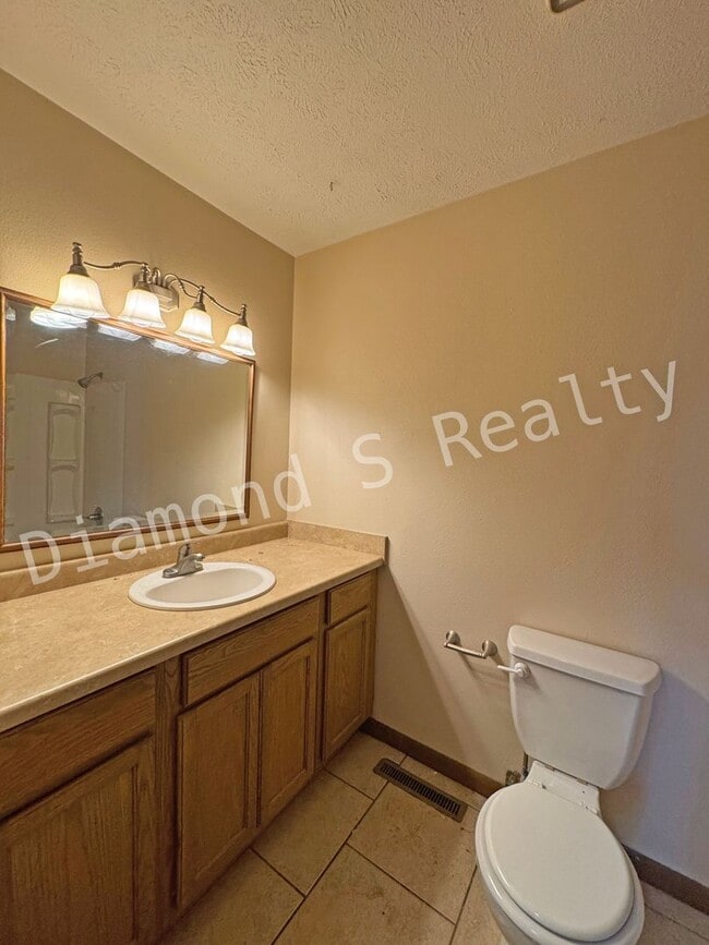 Building Photo - Charming 3 Bedroom Home Available Now
