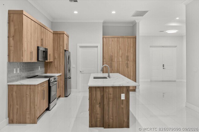 Building Photo - 419 SW Namoit Pl