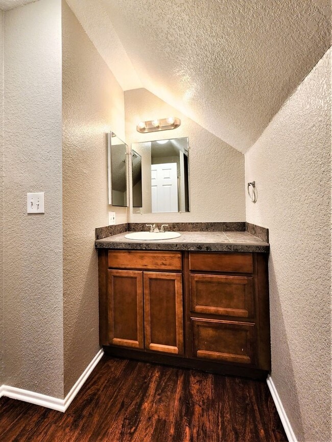 Building Photo - Lake Elsinore, 1 BR, 1 BA, Upstrs Apartmen...