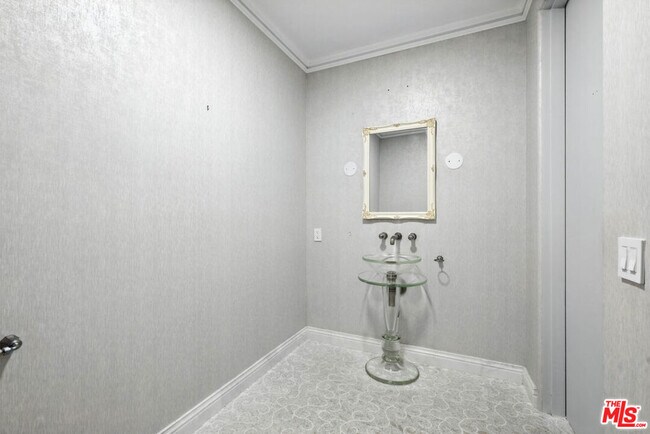 Building Photo - 1675 Woods Dr